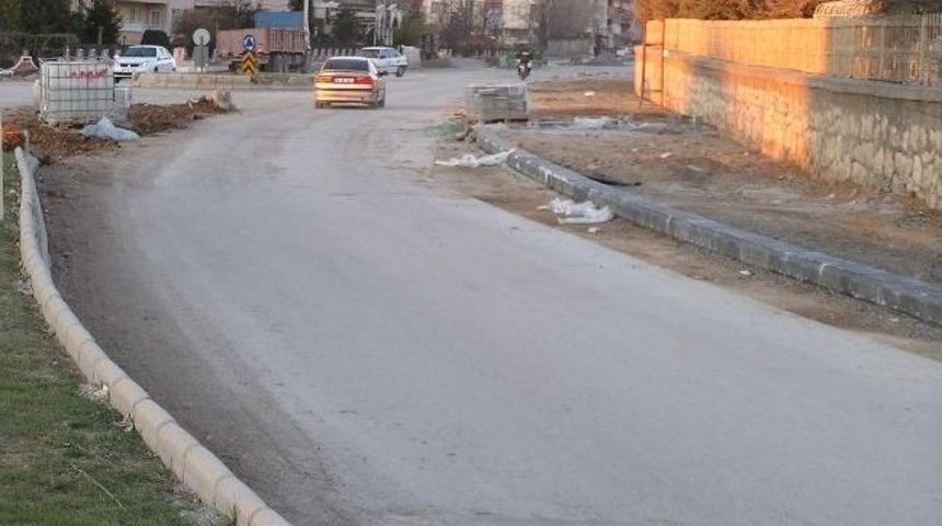 Yaya Trafiği Olmayan Yolda Geniş Kaldırım