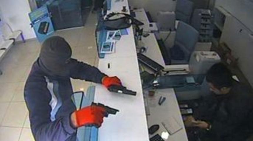 İzmir&rsquo;deki Banka Soyan Zanlının Avukatı 26 Bin 760 TL&rsquo;yi &Ouml;dedi