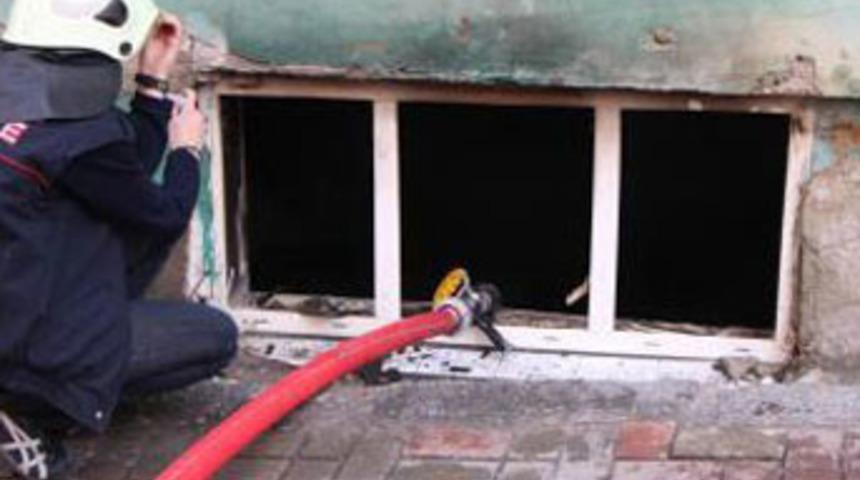 Ev sahibine kızdı, evi yaktı