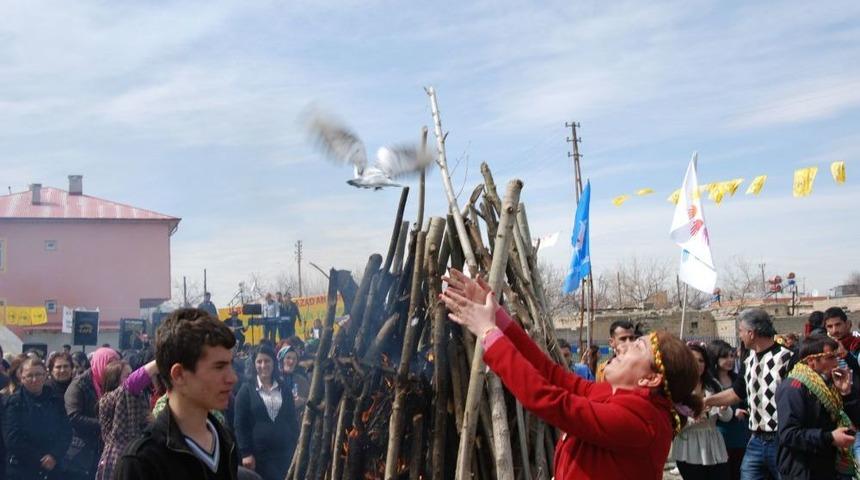 Nevruz Ateşi Yakıldı, Barış G&uuml;vercinleri U&ccedil;uruldu