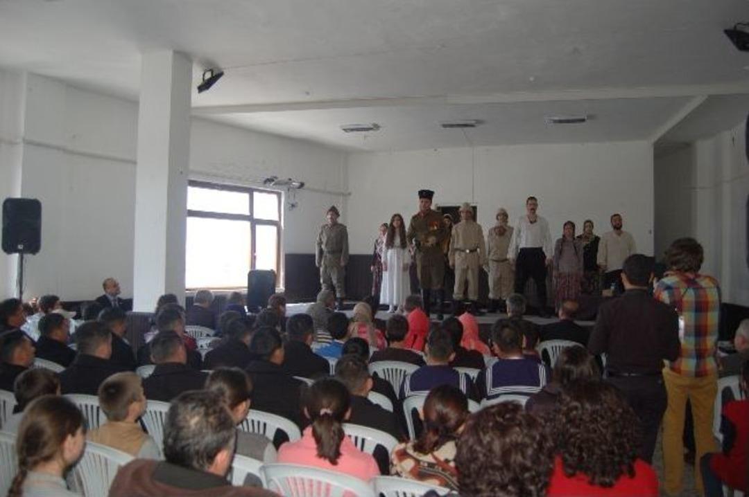 &Ccedil;anakkale Destanı Tiyatro G&ouml;sterisi B&uuml;y&uuml;ledi