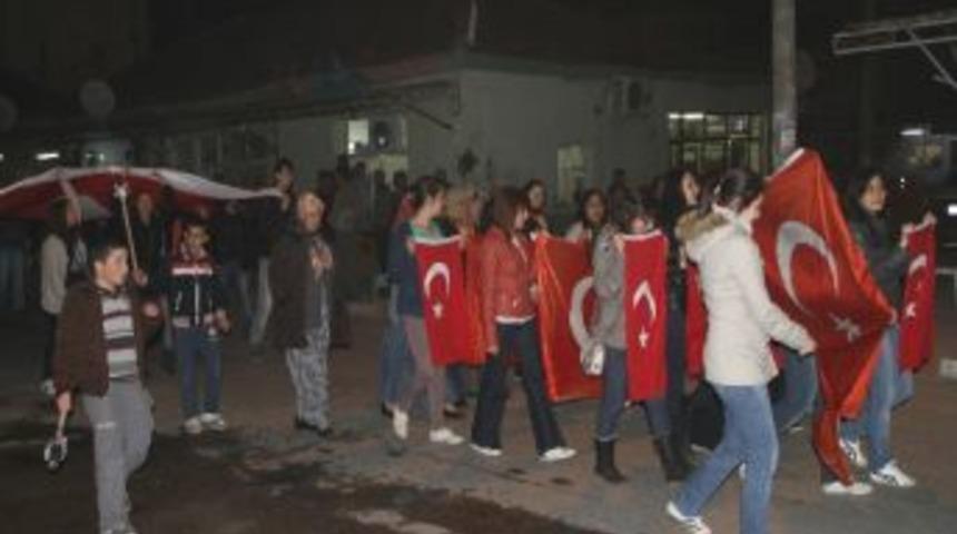 K&ouml;pr&uuml;başı Mhp, &Ccedil;anakkale Şehitleri İ&ccedil;in Halka Hoşaf Dağıttı