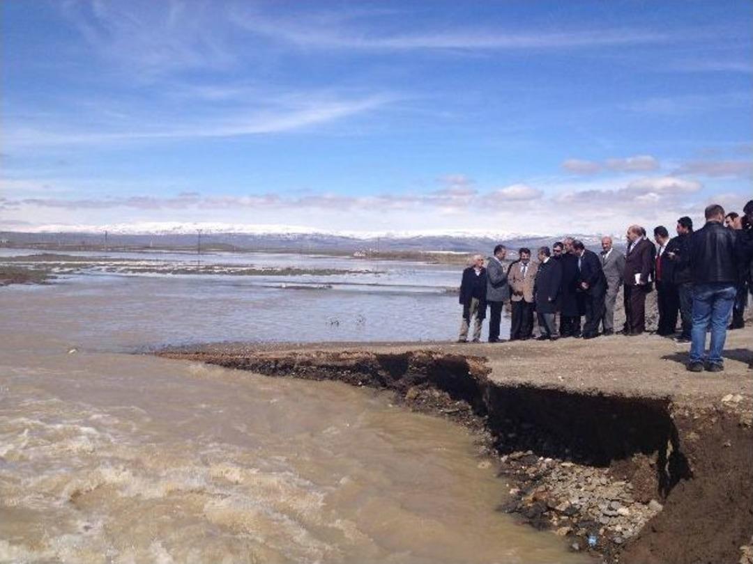 Karasu Nehri Yatağına Sığmıyor