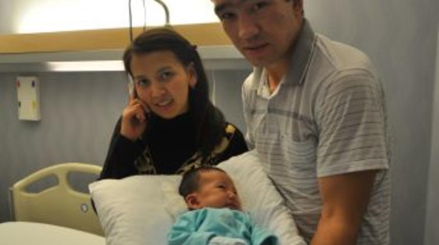 2 Aylık Kazak Bebek T&uuml;mor Ameliyatı Ile Hayata Tutundu