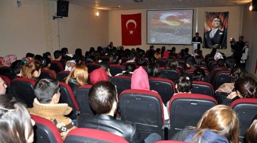 Suşehri Kredi Yurtlar Kurumu M&uuml;d&uuml;rl&uuml;ğ&uuml; Tarafından Şehitleri Anma Programı D&uuml;zenlendi