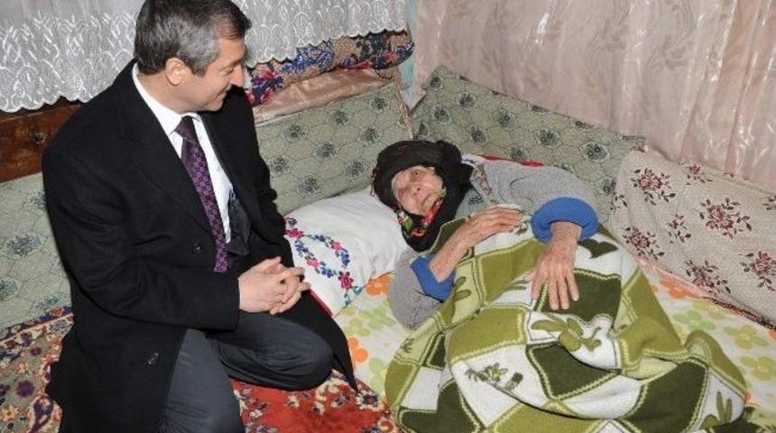 Başkan Tahmazoğlu 103 Yaşındaki Havva Nineyi Ziyaret Etti