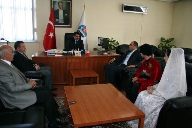 Mhp Kars İl Başkanınından Belediye Başkanına Nevruz Meyvesi