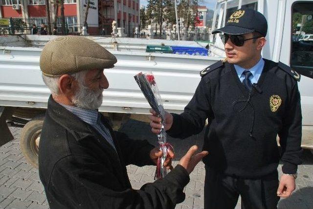 Polis Ceza Yerine Karanfil Verdi 2