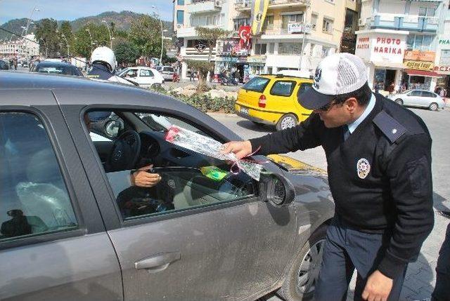 Polis Ceza Yerine Karanfil Verdi 3