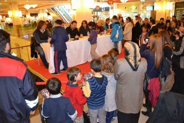 Yeni Türkü Grubu Meysu Outlet’te Sevenleriyle Bir Araya Geldi