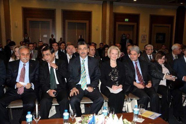 Vali Güvenç Kız Çocuklarının Okullaşması Konferansına Katıldı 1