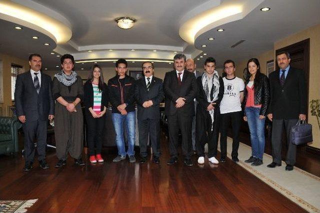 Irak&rsquo;lı &Ouml;ğrencilerden Vali Coş&rsquo;a Ziyaret 1