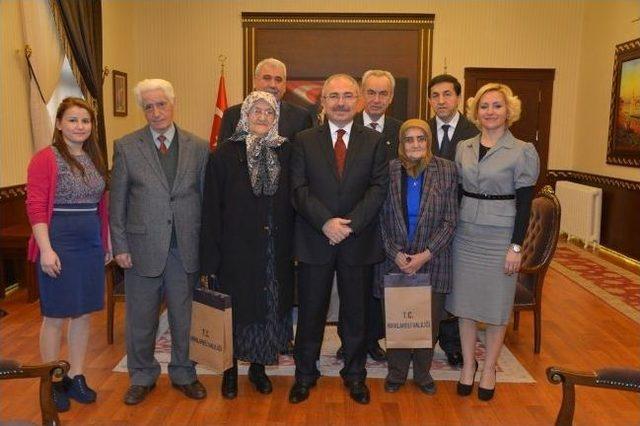 Vali Yaman Huzurevi Sakinlerini Ağırladı 2