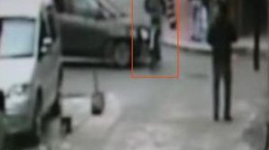 Bartın'da Kaza Anı G&uuml;venlik Kamerasına Yansıdı