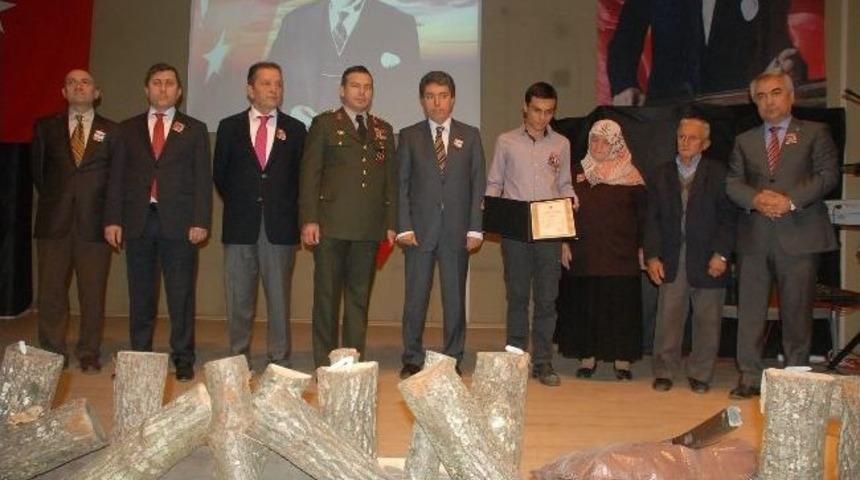 Babasının Madalyasını T&ouml;renle Aldı