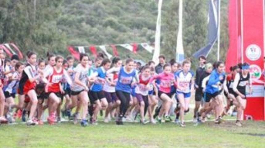 Atletler zorlu parkurda b&uuml;y&uuml;k m&uuml;cadele verdi