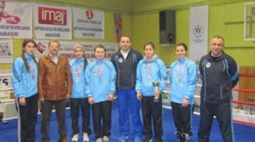 Kadın boks&ouml;rlerden &uuml;&ccedil; altın iki g&uuml;m&uuml;ş