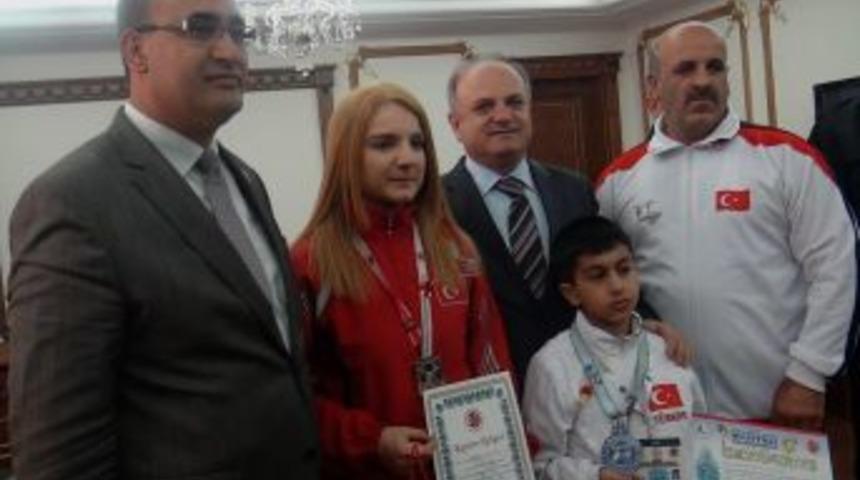 Vali &Ccedil;akacak, Şampiyon Oyuncuları &Ouml;d&uuml;llendirdi