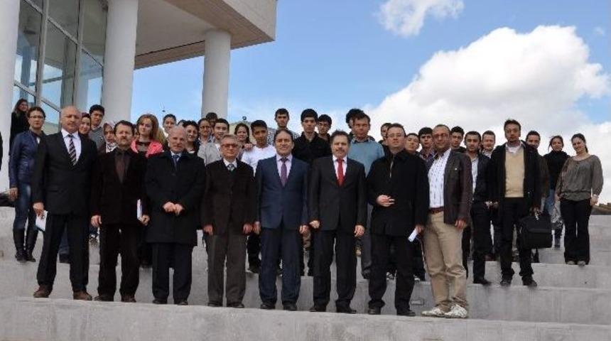 Rekt&ouml;r &Ccedil;elik &Uuml;niversitede &Ouml;ğrenim G&ouml;ren Yabancı Uyruklu &Ouml;ğrencilerle Bir Araya Geldi