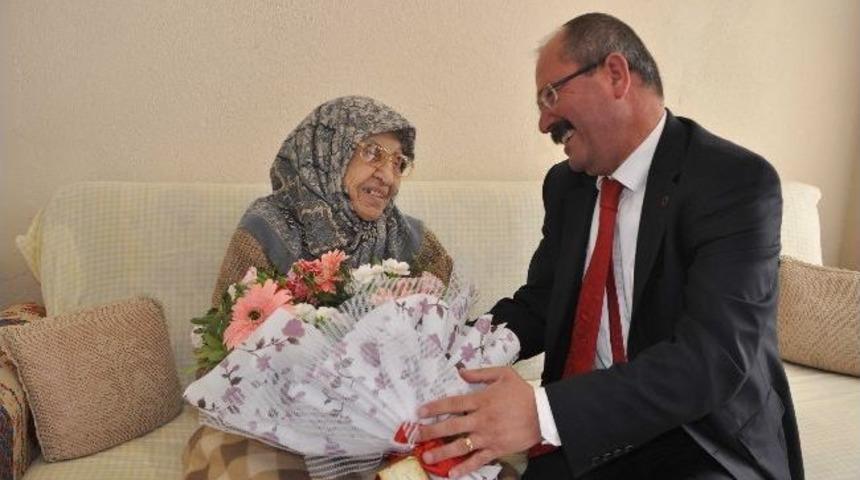 Başkan Altung&uuml;n&rsquo;den En Yaşlı Kuşadalıya Ziyaret