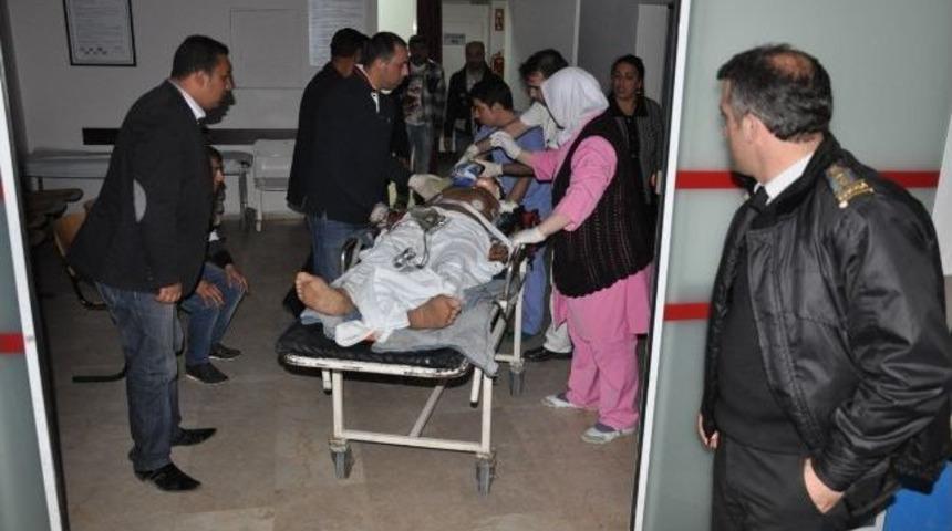 Motosiklet Tır'a &Ccedil;arptı: 2 Yaralı