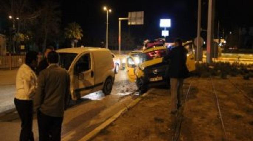 Denizli&rsquo;de Trafik Kazası: 3 Yaralı