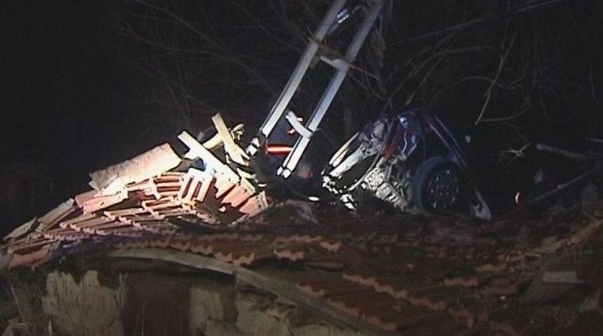 Ahıra U&ccedil;an Otomobilin S&uuml;r&uuml;c&uuml;s&uuml; Yaralı Kurtuldu