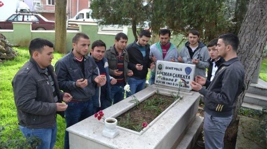 Y&uuml;ksek Okul &Ouml;ğrencileri, Kula'da Şehitliği Ziyaret Etti