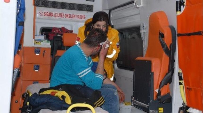 Samsun'da İki Motosiklet Aynı Otomobile &Ccedil;arptı: 4 Yaralı