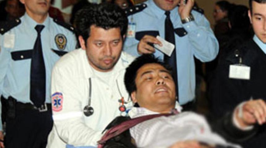 Yolcuların g&ouml;z&uuml; &ouml;n&uuml;nde bileklerini kesti