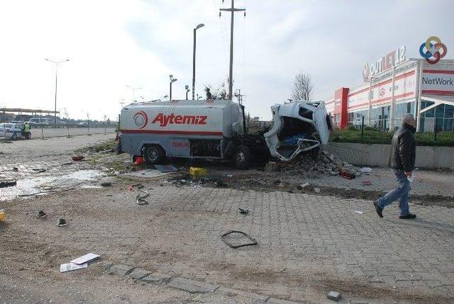 &Ccedil;orlu&rsquo;da Akaryakıt Tankeri Devrildi: 1 Yaralı 1