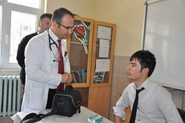 Bozok Üniversitesi Tıp Fakültesi Hastanesi Doktorları Çekerek İlçesindeki Okullarda Sağlık Taraması Yaptı