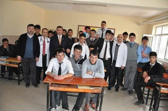 Bozok Üniversitesi Tıp Fakültesi Hastanesi Doktorları Çekerek İlçesindeki Okullarda Sağlık Taraması Yaptı