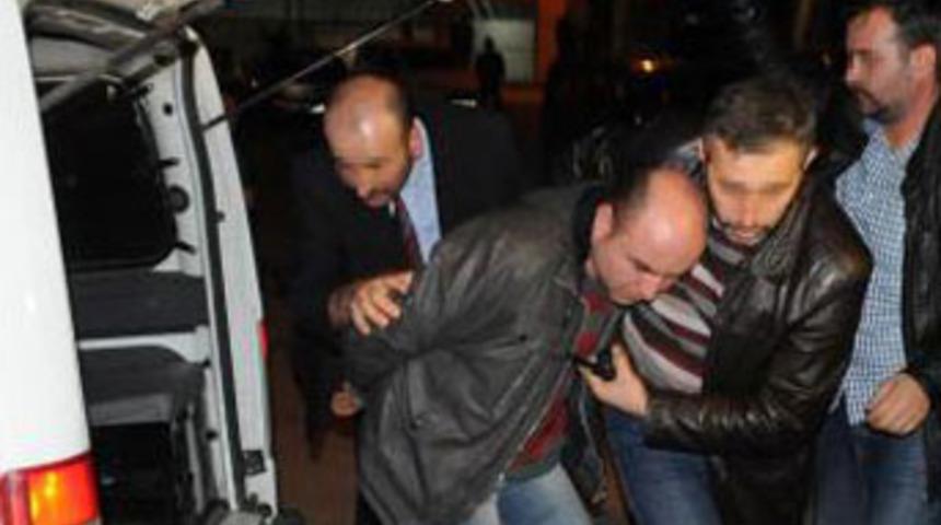 Karısına k&uuml;freden arkadaşını &ouml;ld&uuml;rd&uuml;