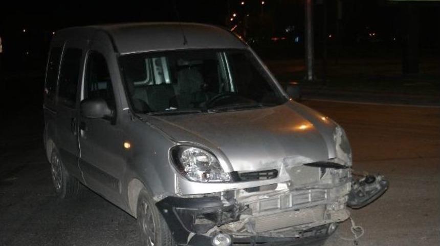 Otomobil Polis Aracı İle &Ccedil;arpıştı