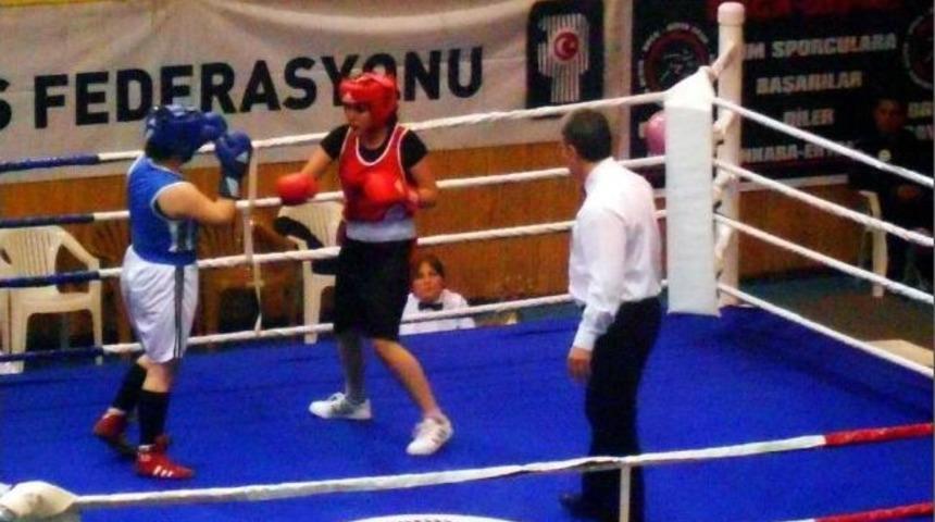 Adanalı Kadın Boks&ouml;rlerden İki &Uuml;&ccedil;&uuml;nc&uuml;l&uuml;k