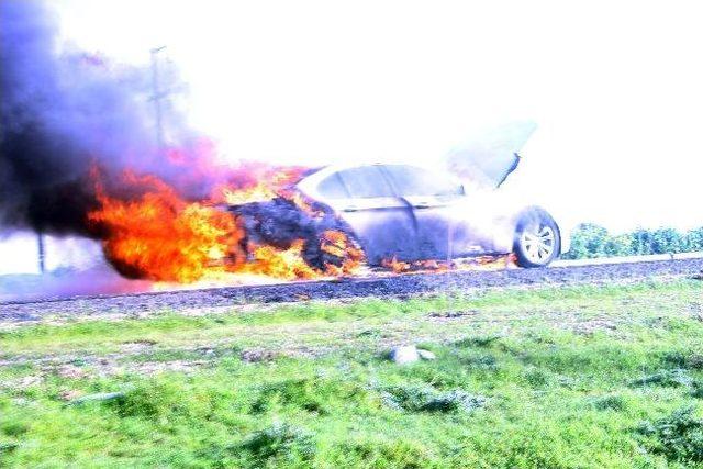 Seyir Halindeki Ara&ccedil; Alev Aldı 1