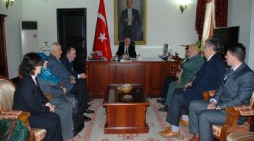 Vali &Ouml;z&ccedil;imen: Yaşlılarımız Bizim Başımızın Tacı