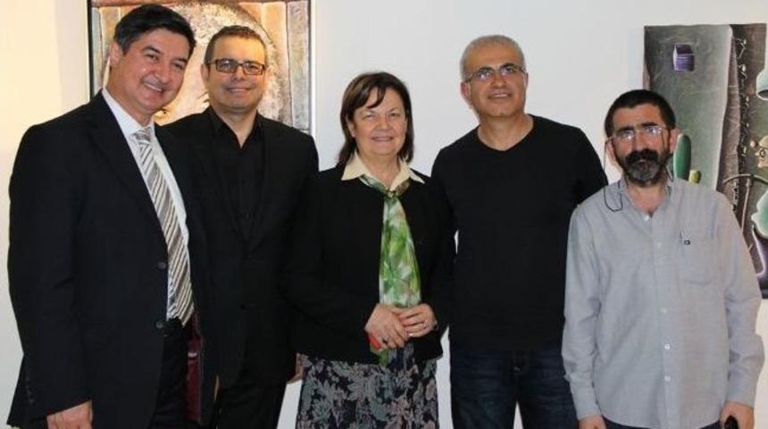 İ&ccedil;indeki &Ouml;zg&uuml;rl&uuml;ğ&uuml; Resimleriyle Birleştirdi.