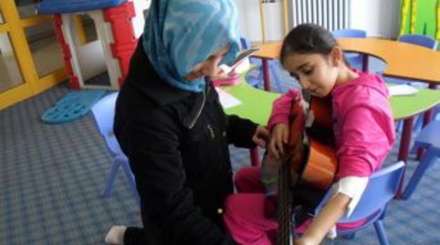 Lise &Ouml;ğrencileri, G&uuml;nlerini Hasta &Ccedil;ocuklara Adadı