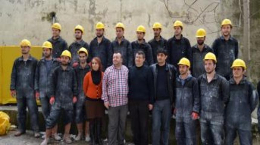 İnşaat &Ouml;ğrencileri Okullarının Tadilatını Kendileri Yapıyor