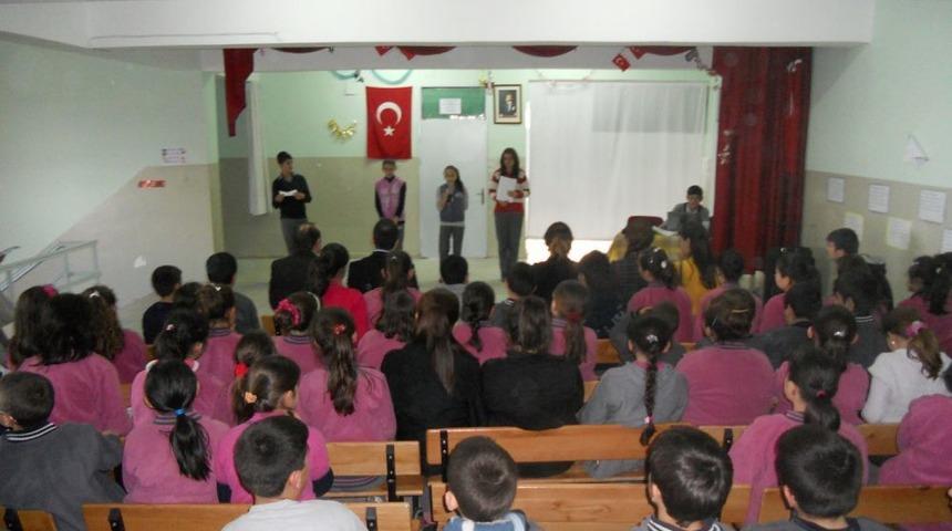 Ortaokul &Ouml;ğrencilerinden Şiir Dinletisi