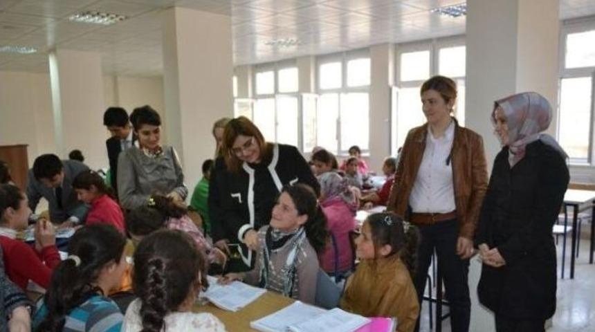 Vali Eşi Sason İl&ccedil;esini Ziyaret Etti