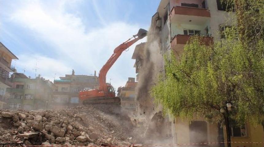Diyarbakır&rsquo;da Afet Y&ouml;netimine Uygun Olmayan Yapıların Yıkımına Başlandı