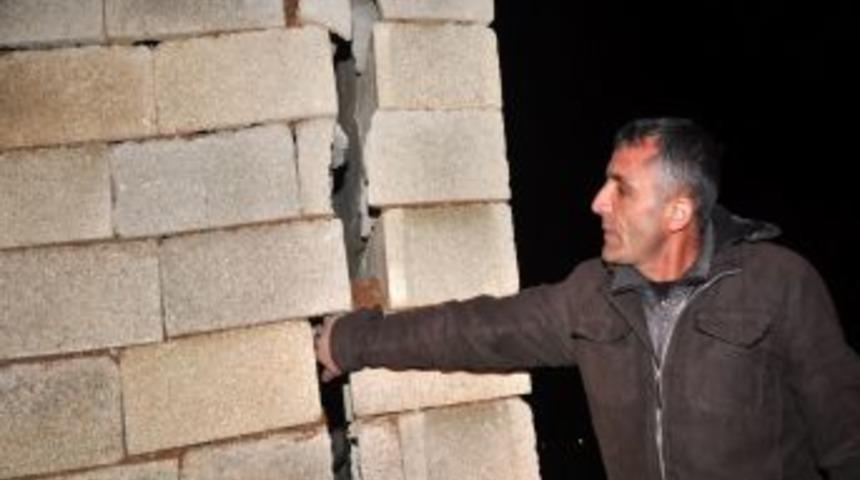 Hakkari'de Zemin &Ccedil;&ouml;kt&uuml; &Uuml;&ccedil; Ev Hasar G&ouml;rd&uuml;