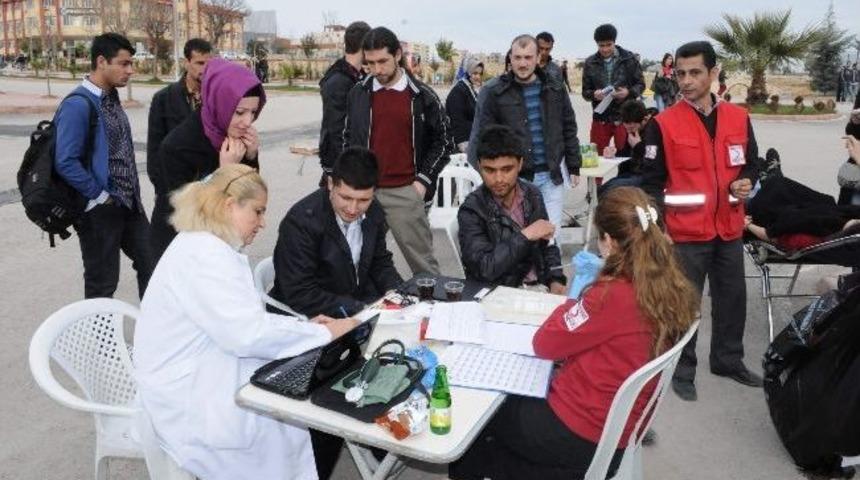 &Uuml;niversitelilerden &Ccedil;anakkale Şehitleri Anısına Kan Bağışı