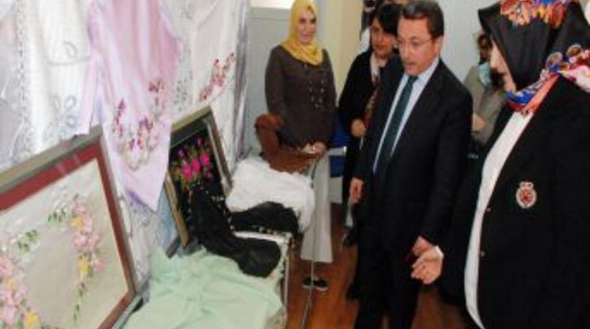 SEYMER Kursiyerlerinin El Emeği G&ouml;z Nuru Eserleri Sergilendi