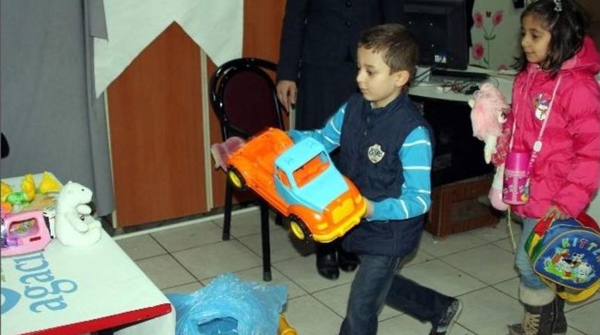 Minik &Ouml;ğrencilerden &Ouml;rnek Yardım