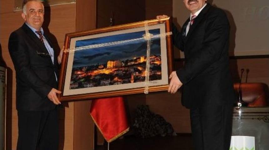 Karab&uuml;k Kan Merkezi&rsquo;nden Rekt&ouml;r Uysal&rsquo;a Plaket