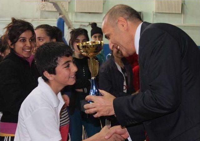 Hakkari’de Badminton Müsabakaları Tamamlandı